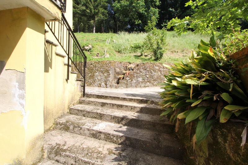 Casa Bifamiliare con Terreno e Ruscello – In Vendita a Camaiore
