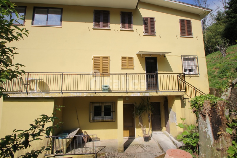 Casa Bifamiliare con Terreno e Ruscello – In Vendita a Camaiore