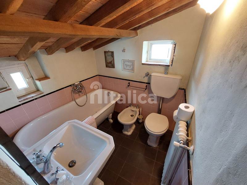 Casa in Pietra Ristrutturata con Vista Mare Mozzafiato – In Vendita vicino a Pieve a Elici