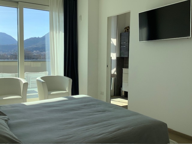 Luxury Top Floor Flat with Private Pool & Lake View – Lake Iseo