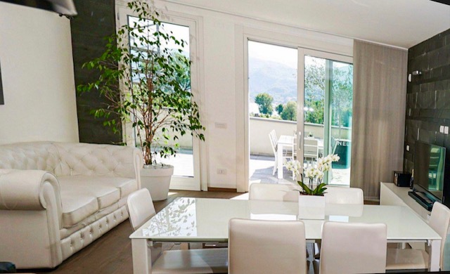 Luxury Top Floor Flat with Private Pool & Lake View – Lake Iseo