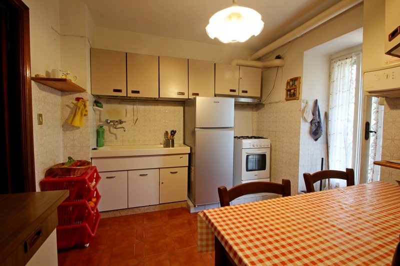 Flat for Sale Near Fosdinovo – Garden & Scenic Views