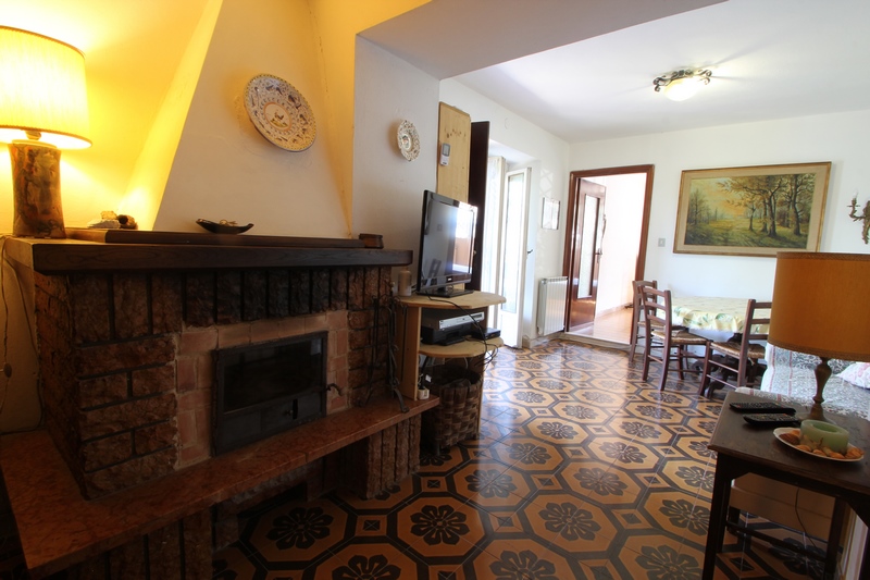 Flat for Sale Near Fosdinovo – Garden & Scenic Views