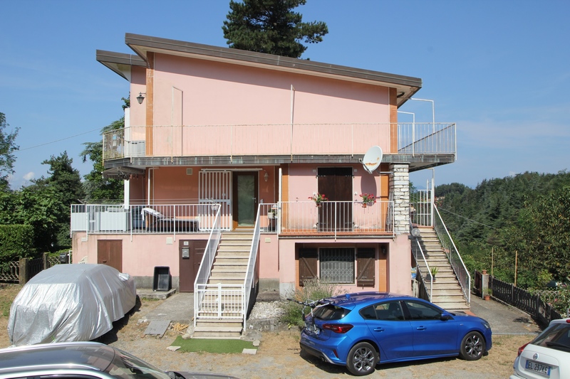 Flat for Sale Near Fosdinovo – Garden & Scenic Views