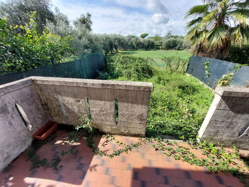 Casa Indipendente con Giardino e Garage a Massa