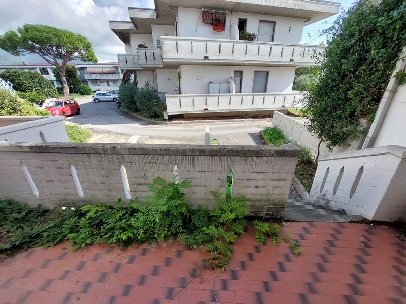 Casa Indipendente con Giardino e Garage a Massa