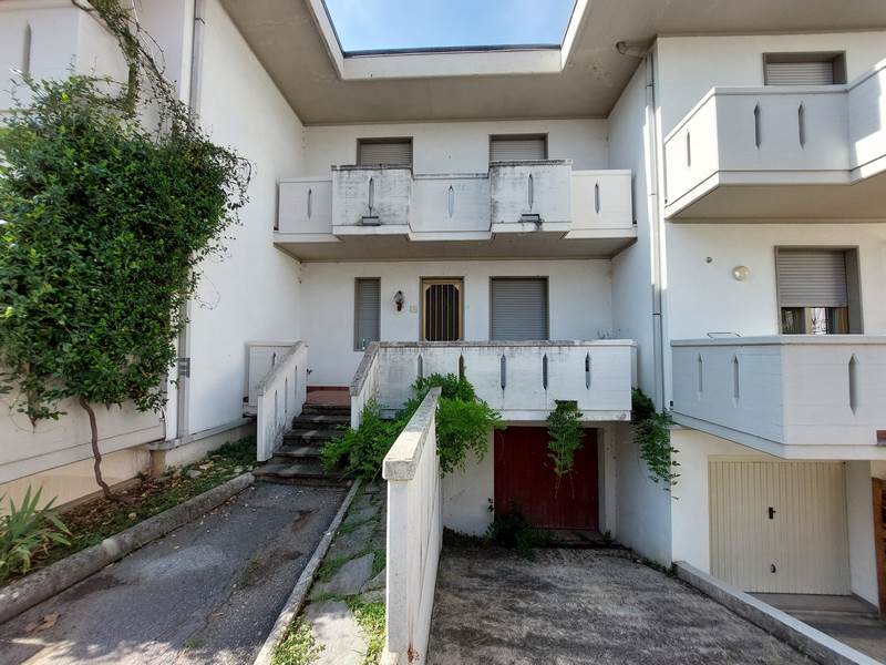 Casa Indipendente con Giardino e Garage a Massa