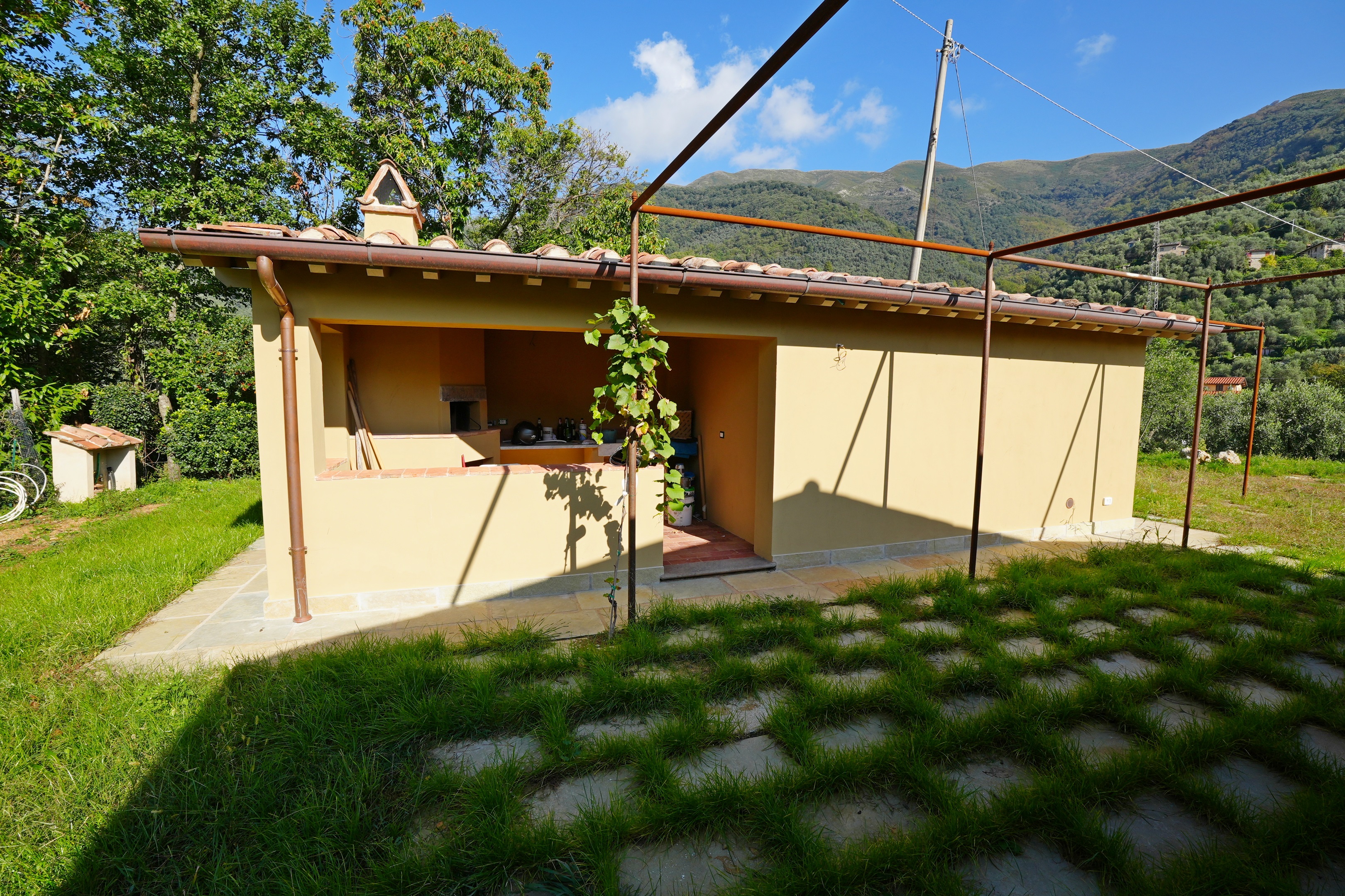 Charming Hilltop Retreat Near Pieve di Camaiore – Stunning Views & Rustic Elegance