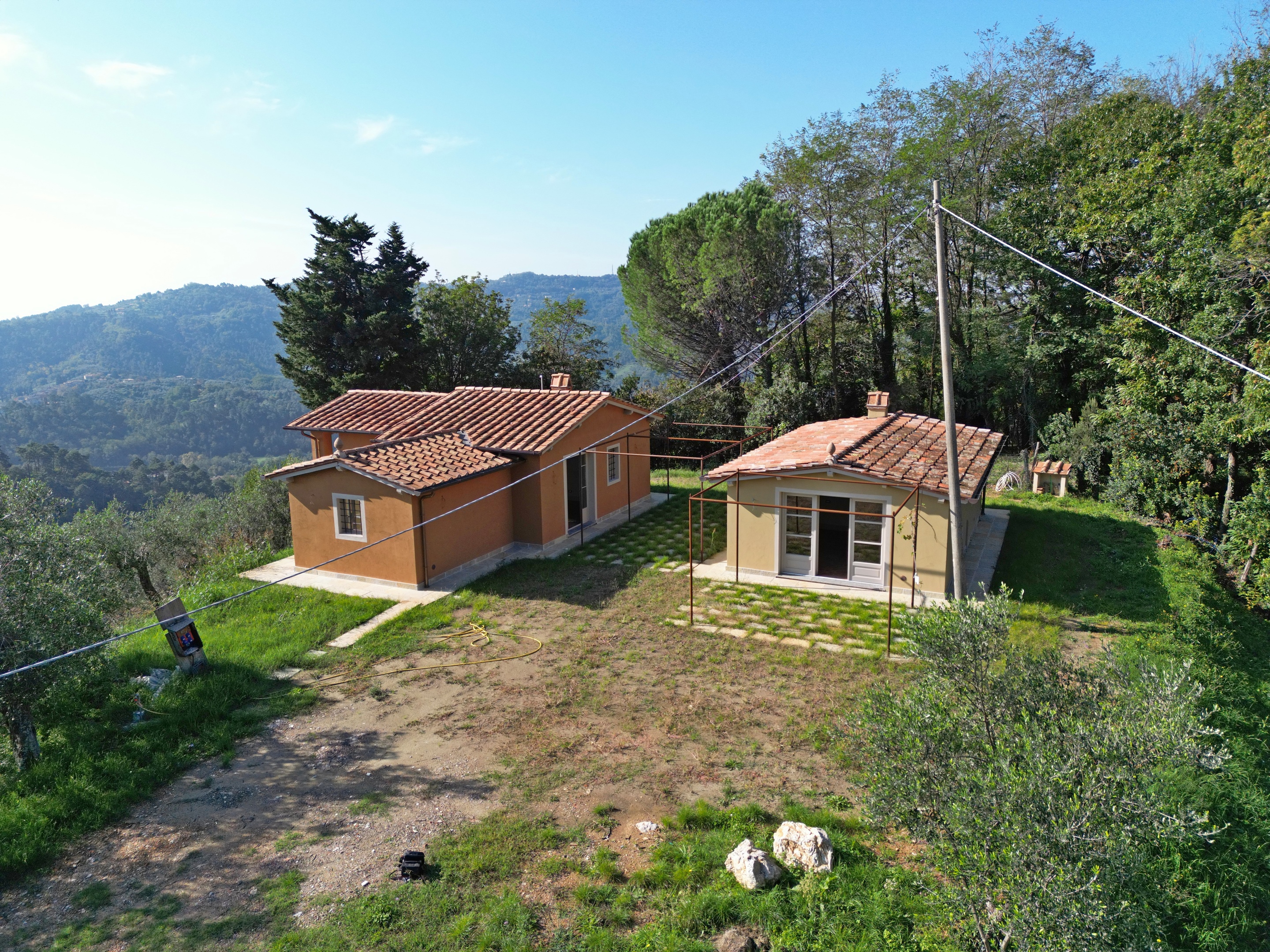 Charming Hilltop Retreat Near Pieve di Camaiore – Stunning Views & Rustic Elegance