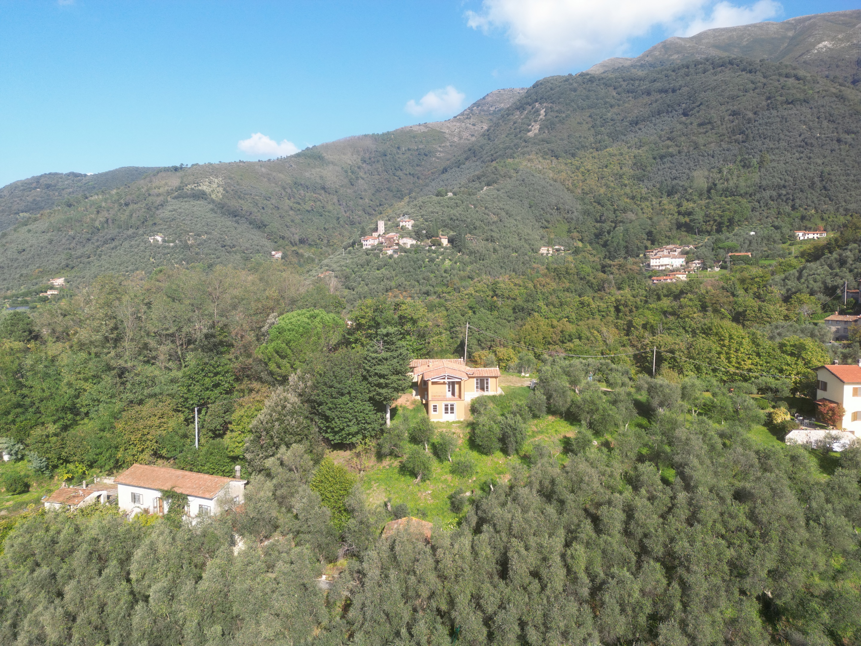 Charming Hilltop Retreat Near Pieve di Camaiore – Stunning Views & Rustic Elegance