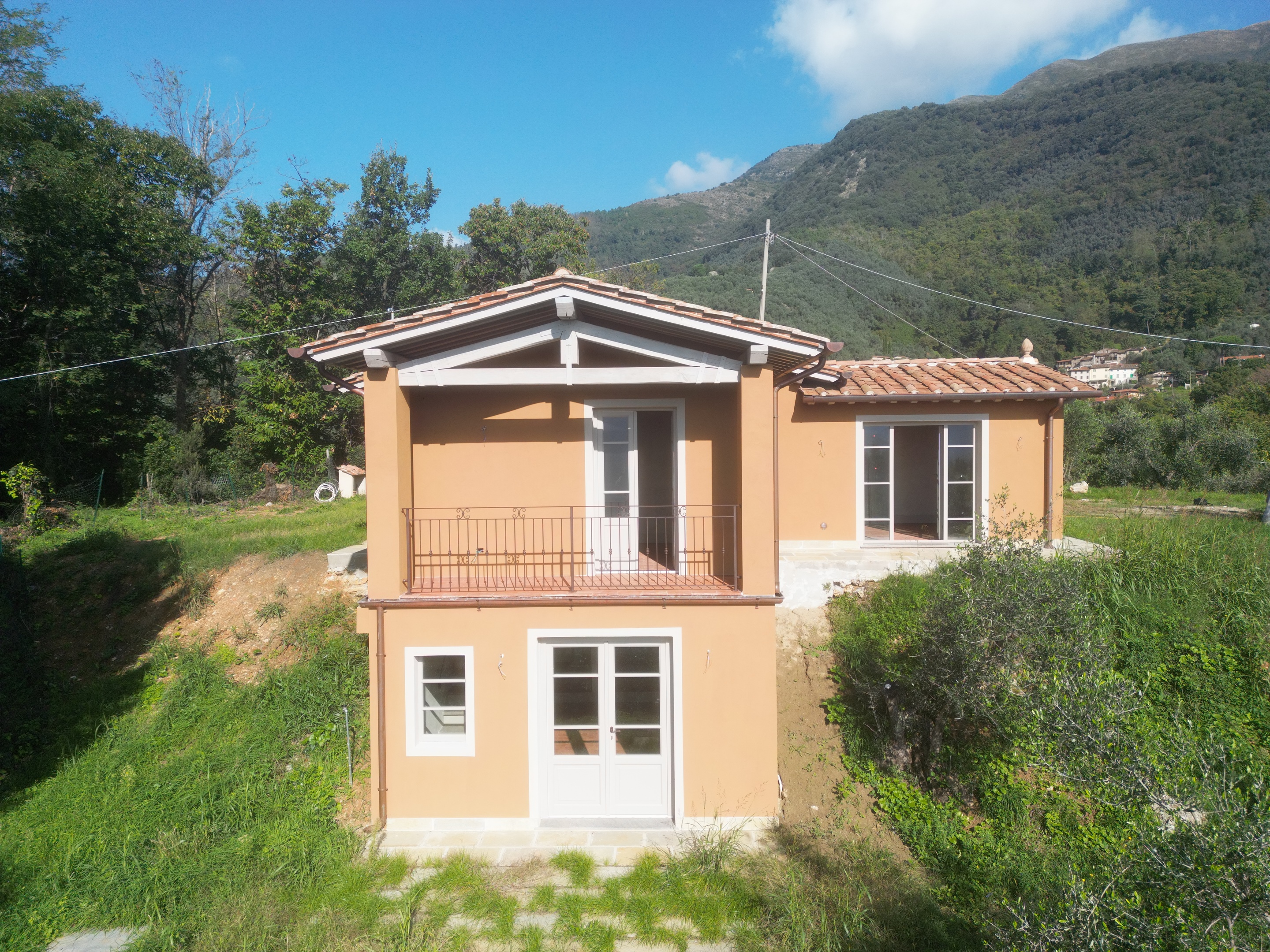 Charming Hilltop Retreat Near Pieve di Camaiore – Stunning Views & Rustic Elegance