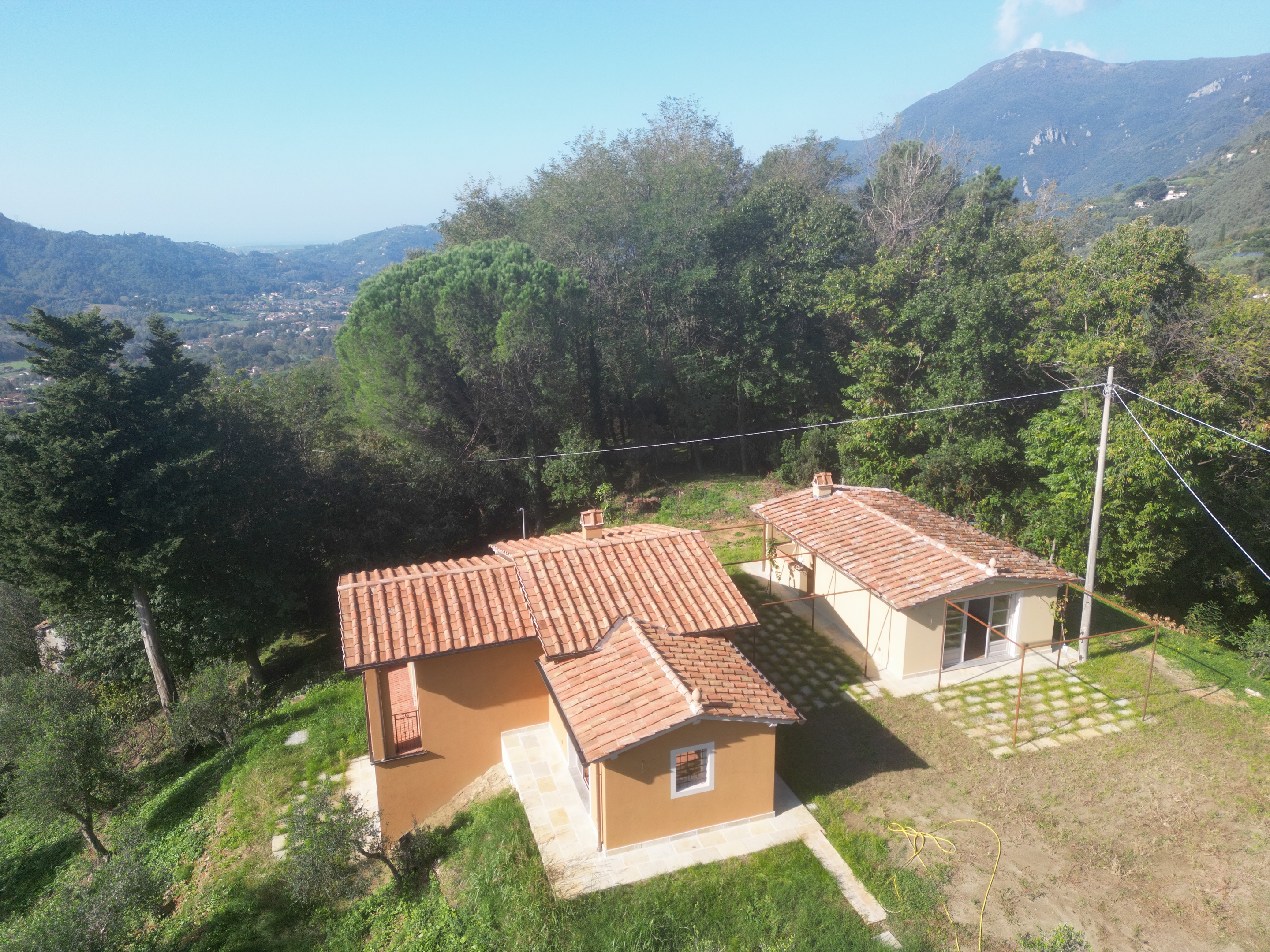 Charming Hilltop Retreat Near Pieve di Camaiore – Stunning Views & Rustic Elegance
