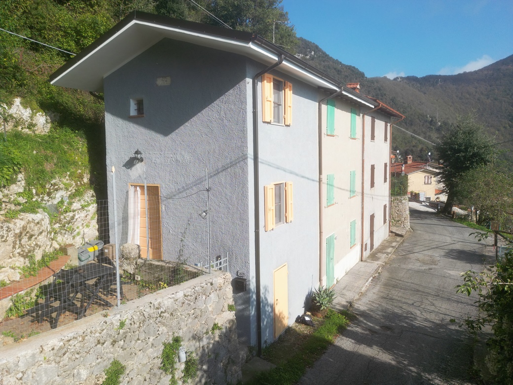 Charming Restored Stone House with Sea Views – Tranquil Village Retreat Near Camaiore