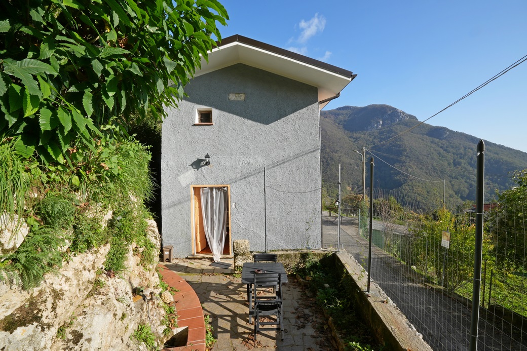 Charming Restored Stone House with Sea Views – Tranquil Village Retreat Near Camaiore
