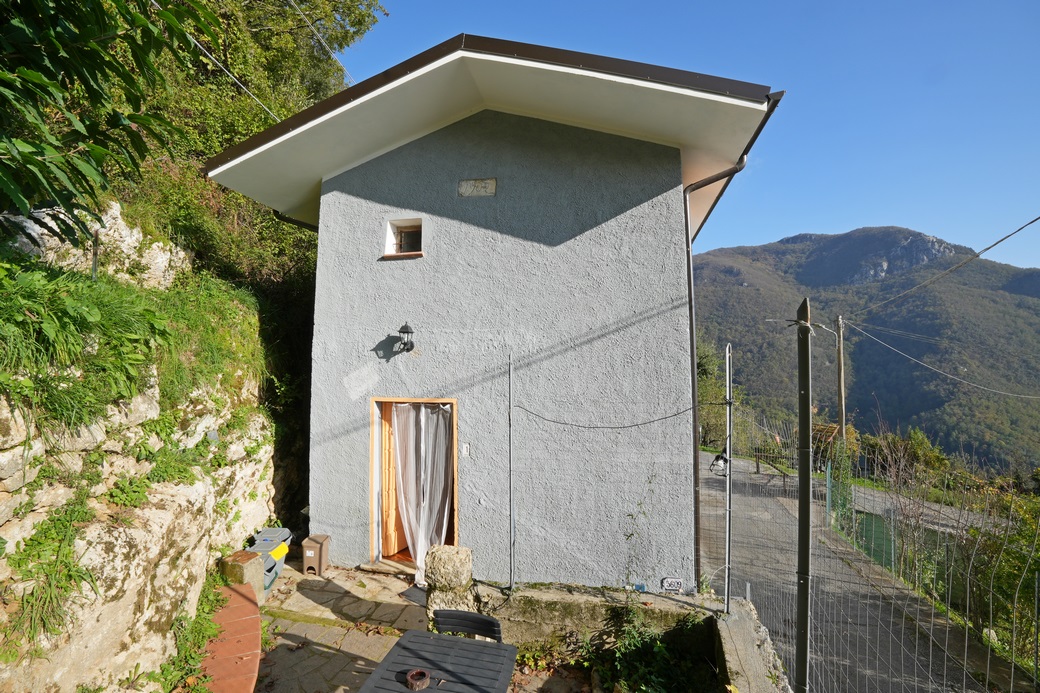 Charming Restored Stone House with Sea Views – Tranquil Village Retreat Near Camaiore