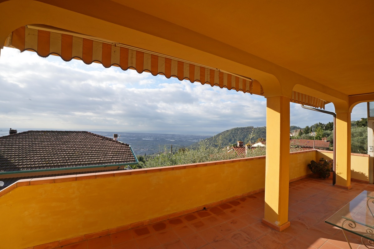 Spacious Home with Garden & Sea Views in Bargecchia, Tuscany