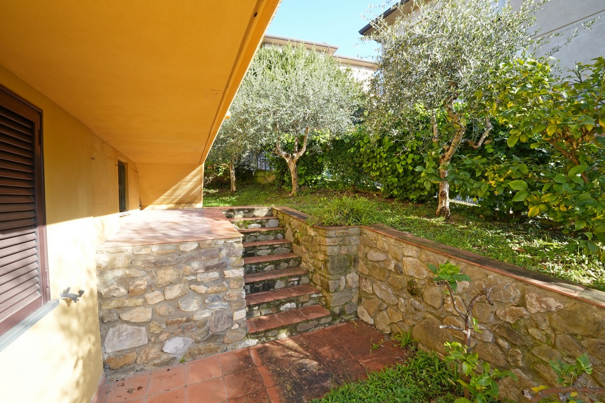 Spacious Home with Garden & Sea Views in Bargecchia, Tuscany