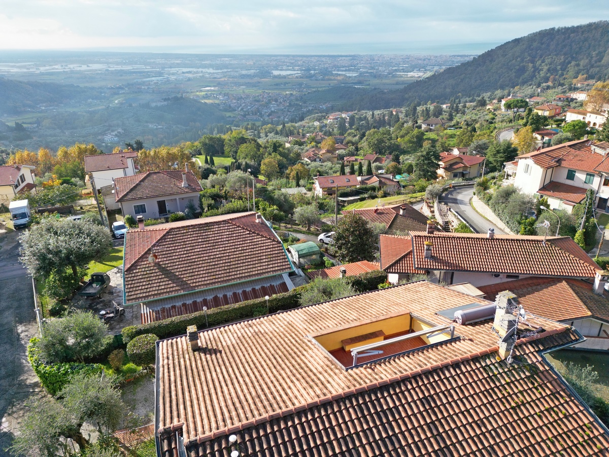 Spacious Home with Garden & Sea Views in Bargecchia, Tuscany