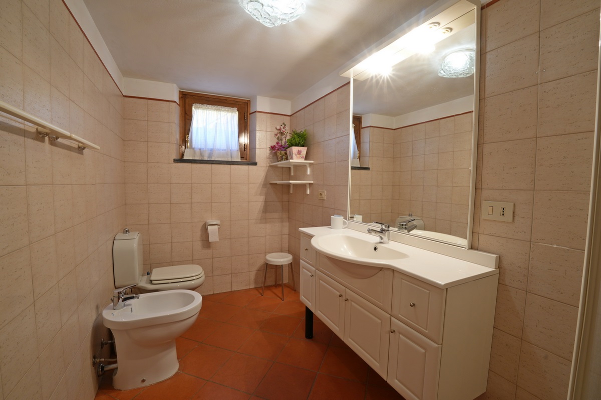 Spacious Home with Garden & Sea Views in Bargecchia, Tuscany