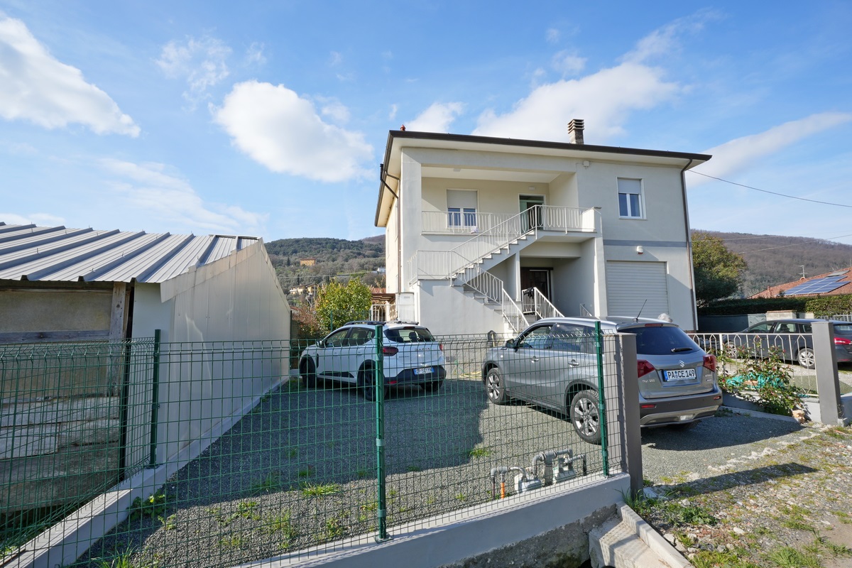 Appartamento in casa con due unita a Ameglia - Sarzana