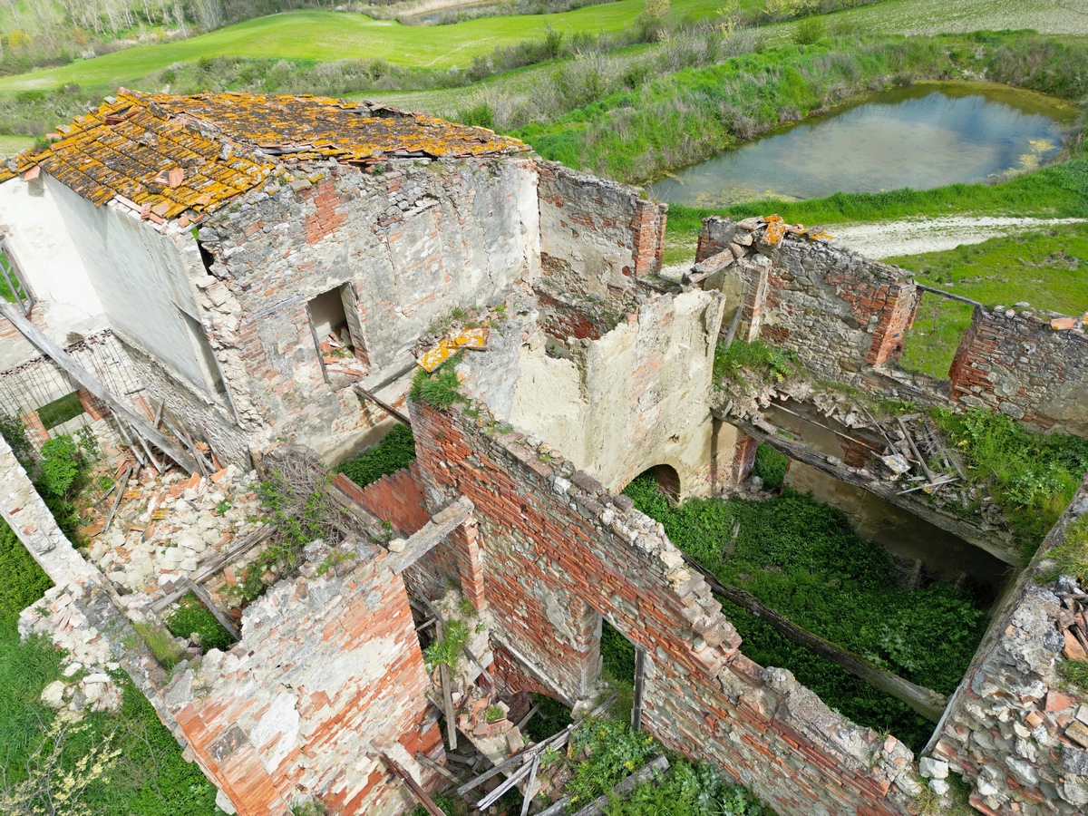 Casolare da ristrutturare vicino Siena