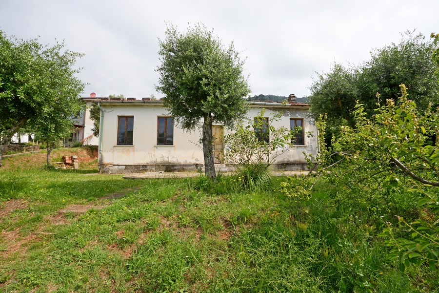 Renovierungsbedürftiges Häuschen mit Meerblick in Strettoia