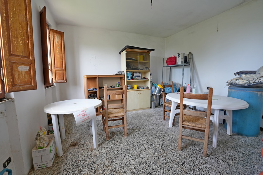 Renovierungsbedürftiges Häuschen mit Meerblick in Strettoia