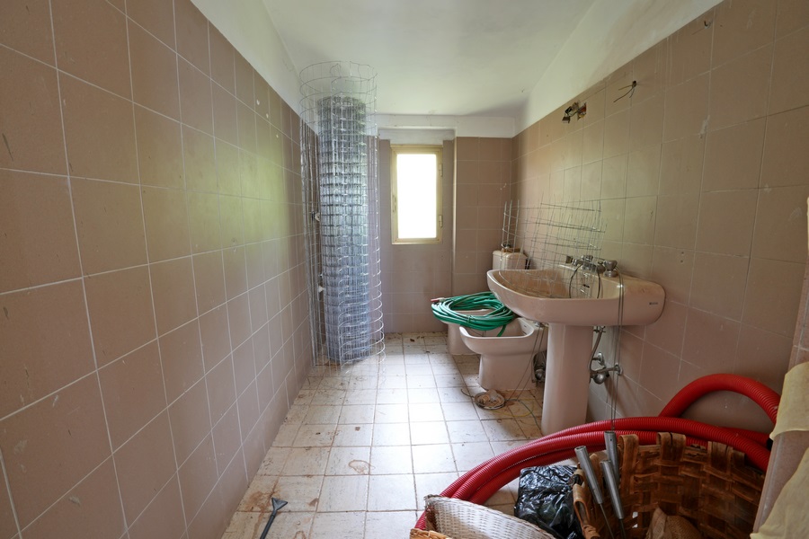 Renovierungsbedürftiges Häuschen mit Meerblick in Strettoia
