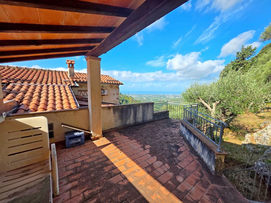 Casale con vista mare a Camaiore