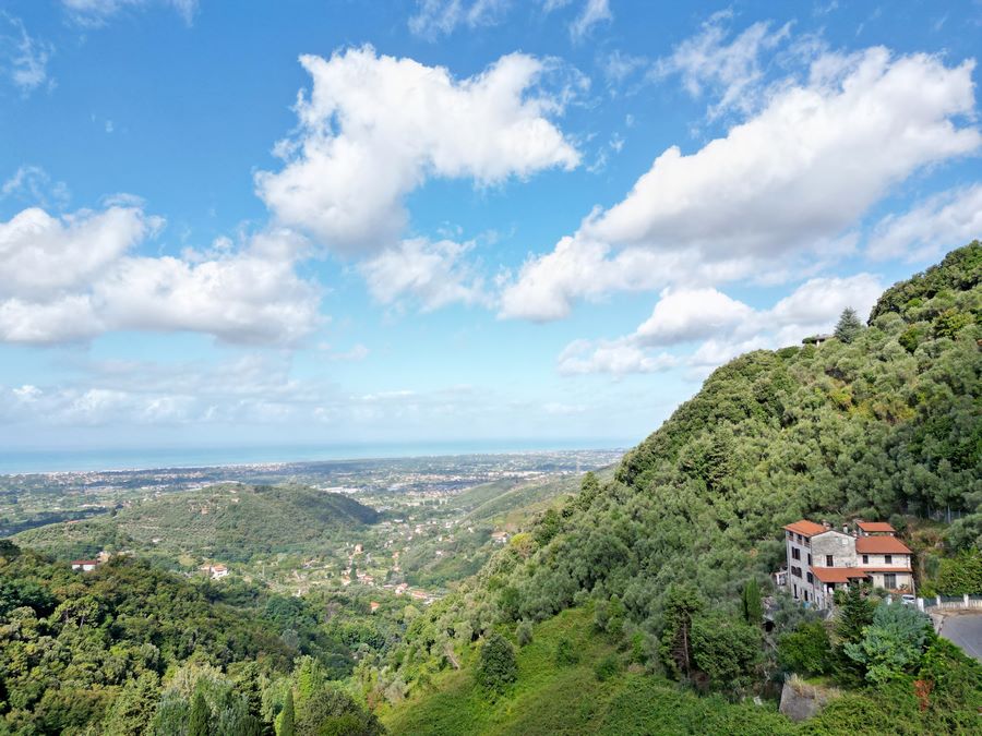 Casale con vista mare a Camaiore