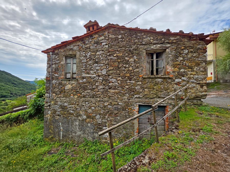 Renoviertes Steinhaus bei Fosdinovo