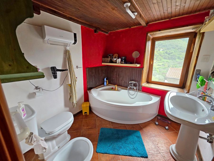 Renovovaný kamenný dům u Sarzany