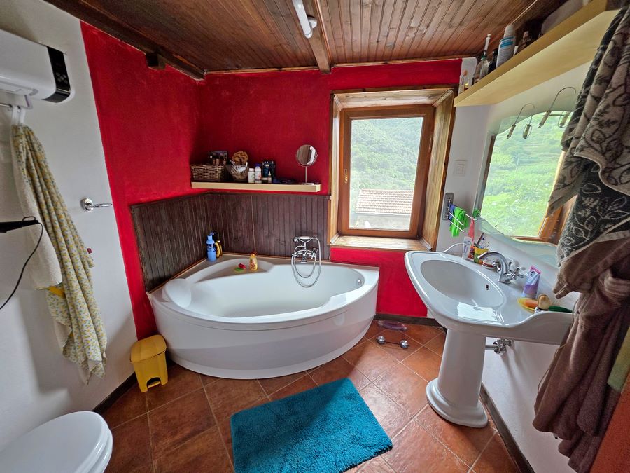 Renovovaný kamenný dům u Sarzany