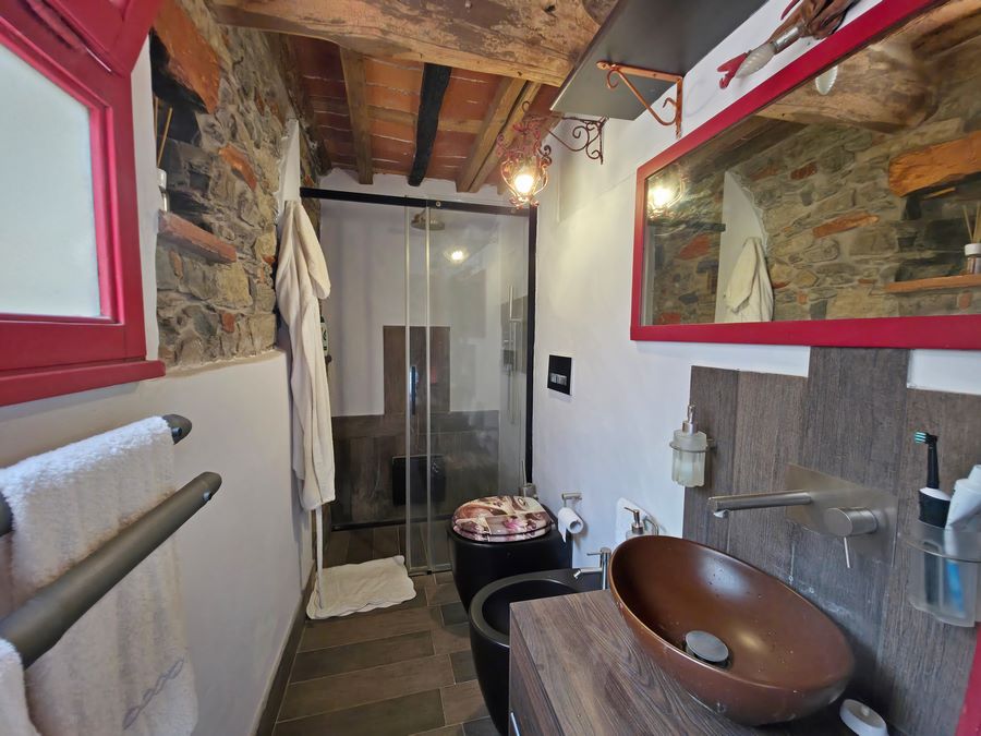Clear antique restored stone house with sea view near Stiava