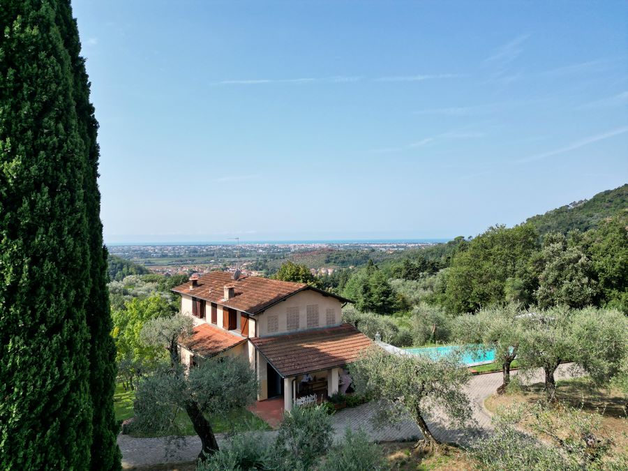 Esclusiva Villa Toscana con Vista Mare Panoramica e Uliveto in Versilia