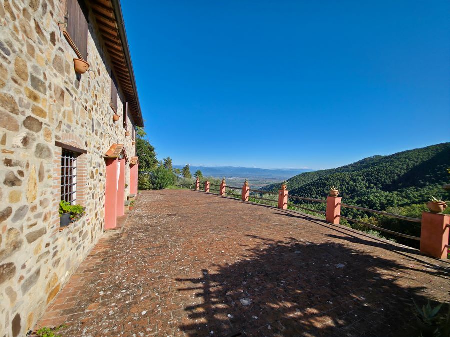 Farmhouse with pool in a dominant position – for nature lovers who love seclusion