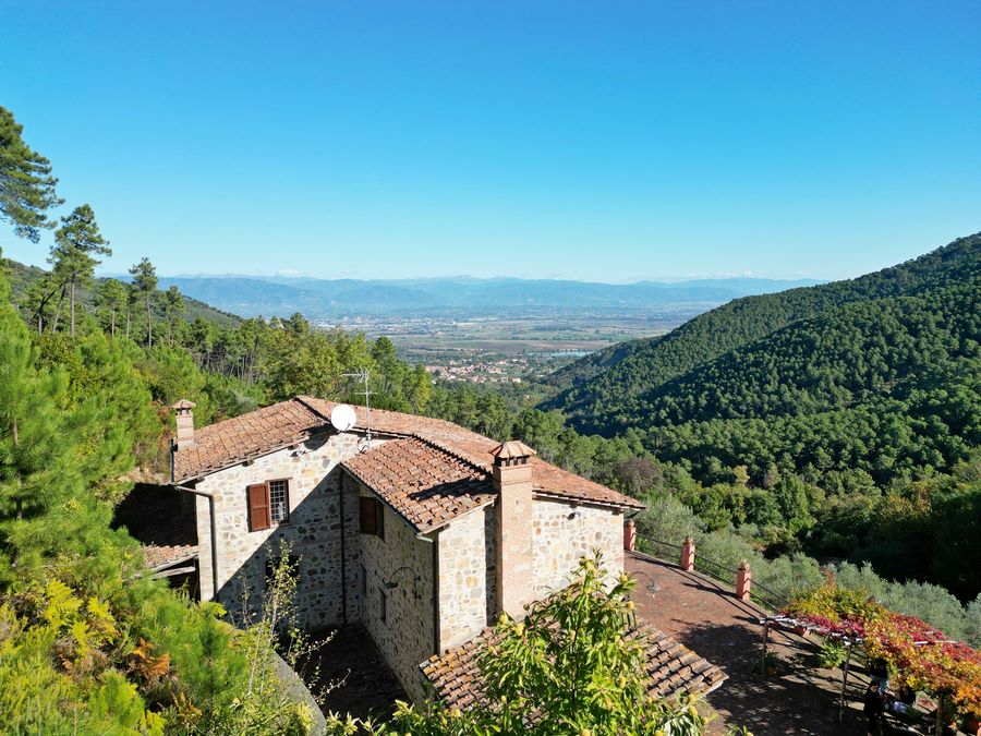 Farmhouse with pool in a dominant position – for nature lovers who love seclusion