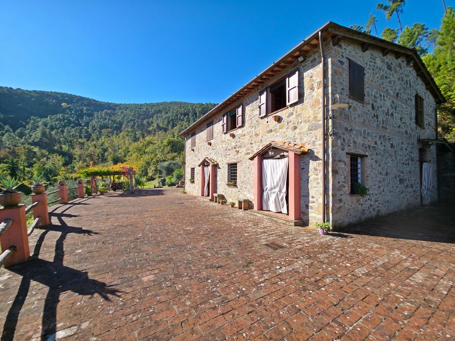 Farmhouse with pool in a dominant position – for nature lovers who love seclusion