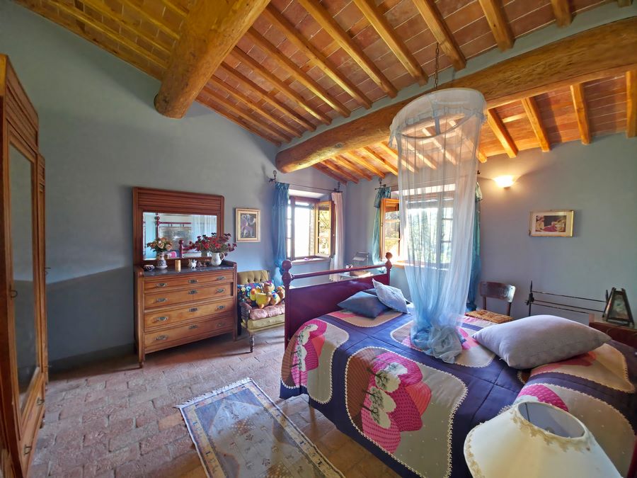 Farmhouse with pool in a dominant position – for nature lovers who love seclusion