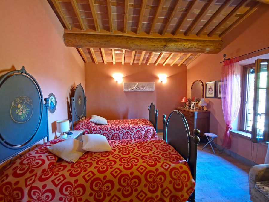 Farmhouse with pool in a dominant position – for nature lovers who love seclusion