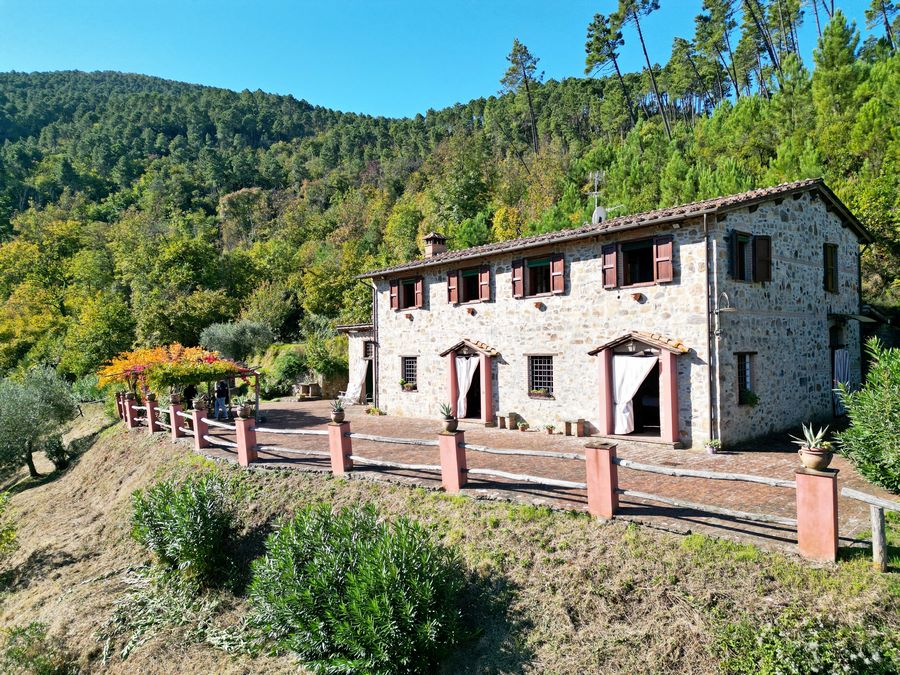 Farmhouse with pool in a dominant position – for nature lovers who love seclusion