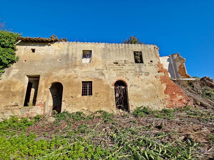 Na totální renovaci ex vila a stáje s pozemkem u San Miniata