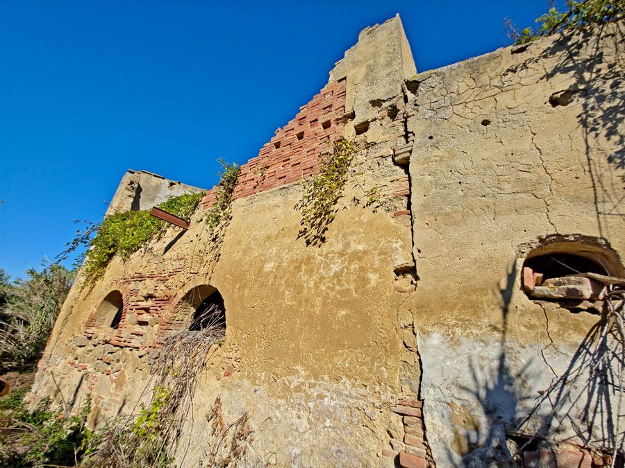 Na totální renovaci ex vila a stáje s pozemkem u San Miniata