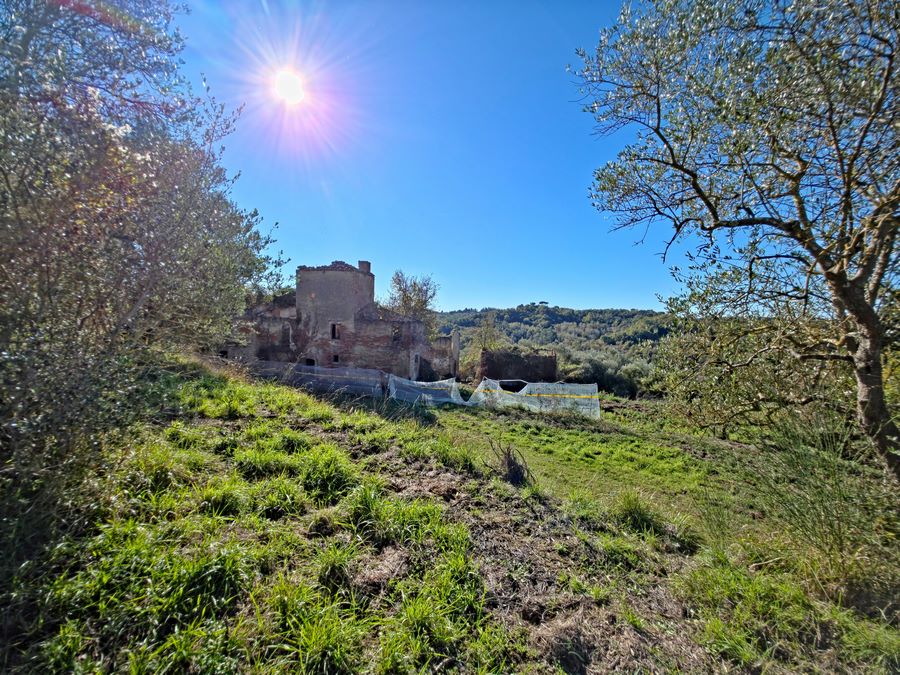 Na totální renovaci ex vila a stáje s pozemkem u San Miniata