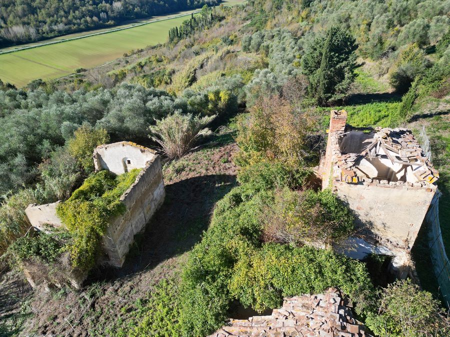 Na totální renovaci ex vila a stáje s pozemkem u San Miniata