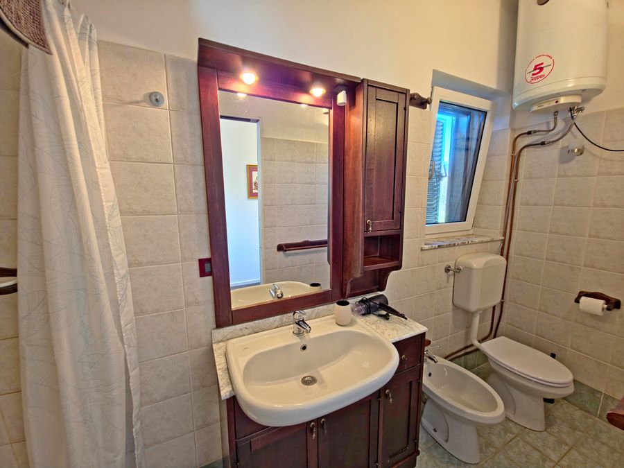 Rustikales Mittelhaus mit Meerblick und Garten