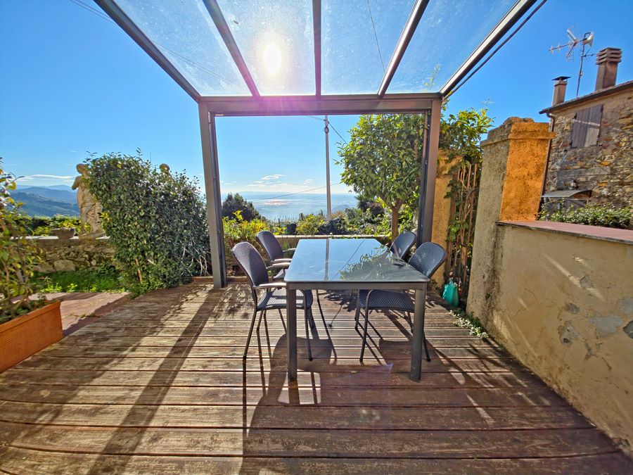 Rustikales Mittelhaus mit Meerblick und Garten