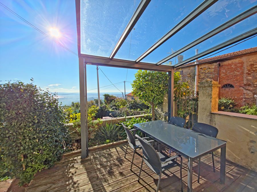 Rustikales Mittelhaus mit Meerblick und Garten