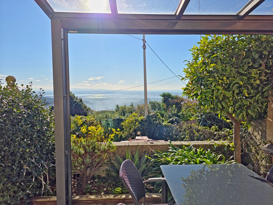 Rustikales Mittelhaus mit Meerblick und Garten