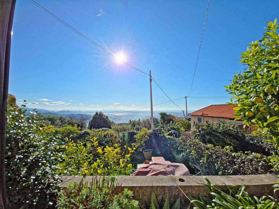 Rustikales Mittelhaus mit Meerblick und Garten